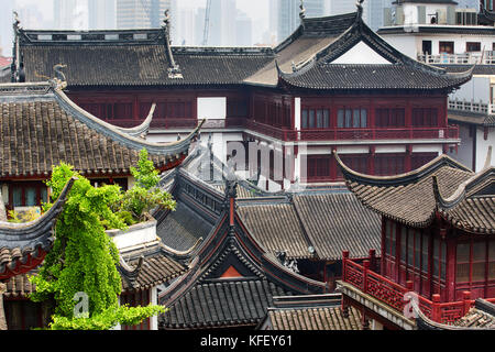 Blick von oben auf die Dächer der Stadtteil "Altstadt" im Zentrum von Shanghai, China Stockfoto