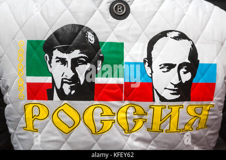 Porträts von Ramsan Kadyrow und Wladimir Putin auf der Rückseite der Aktivist der Bewegung "Antimaydan' während der März im Zentrum von Moskau, Russ Stockfoto