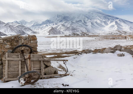 Winter-Blick auf den Mustagh Ata Berg am Karakul See im Pamir-Gebirge, Taklamakan kirgisischen autonomen Präfektur, Xinjiang, China Stockfoto