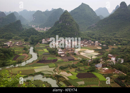 Landschaft in der Nähe von Yangshuo County in der Provinz Guilin in China Stockfoto