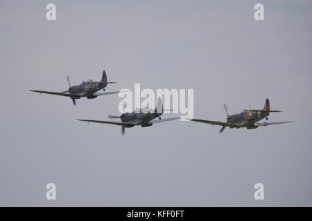 Drei Supermarine Spitfires PP972, MH 434 und SM 845 Fliegen an Duxford die Schlacht um England Air Show Stockfoto