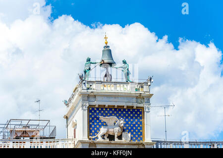 Die Spitze des Uhrturms auf dem Markusplatz in Venedig, Italien Stockfoto