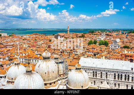 Luftaufnahme von Venedig, Italien vom Kirchturm auf dem Markusplatz Stockfoto