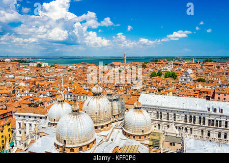 Luftaufnahme von Venedig, Italien vom Kirchturm auf dem Markusplatz Stockfoto