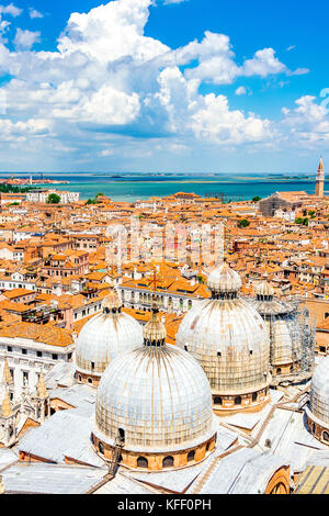 Dächer Venedigs vom Glockenturm auf dem Markusplatz in Venedig, Italien Stockfoto