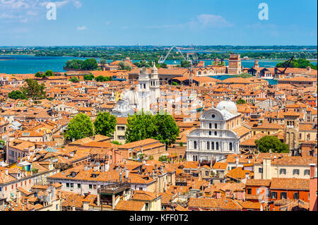 Dächer Venedigs vom Glockenturm auf dem Markusplatz in Venedig, Italien Stockfoto