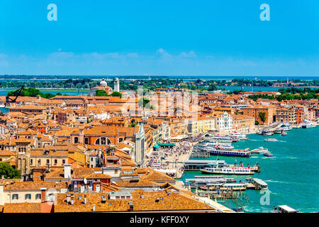 Das Riva degli Schiavoni ist ein Hafengebiet in Venedig, Italien, vom Glockenturm am Markusplatz aus gesehen. Stockfoto