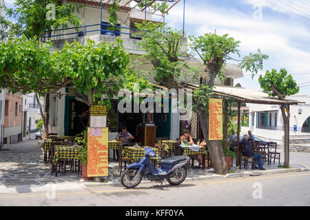 Menschen in einer Taverne, Dorf Filoti, Insel Naxos, Kykladen, Ägäis, Griechenland Stockfoto