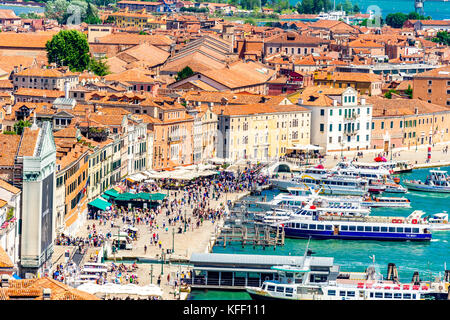 Riva degli Schiavoni am Ufer vom Glockenturm auf dem Markusplatz in Venedig, Italien aus gesehen Stockfoto