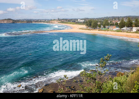 Blick auf Mona Vale Strand und in der Ferne Warriewood Strand am nördlichen Strände von Sydney, New South Wales, Australien Stockfoto