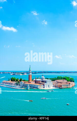 Die Insel San Giorgio Maggiore und der Giudecca-Kanal vom Glockenturm auf dem Markusplatz aus gesehen Stockfoto