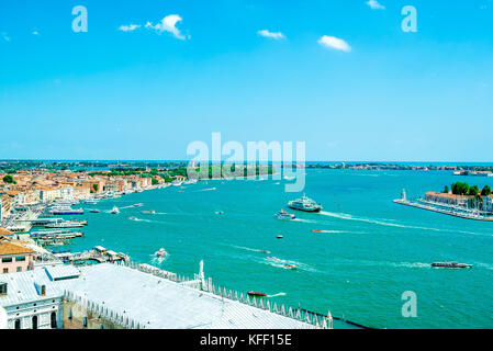 Der Grand Canal Waterfront und der Giudecca Canal vom Glockenturm auf dem Markusplatz in Venedig aus gesehen Stockfoto