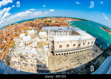 Luftaufnahme des Markusplatzes (Piazzetta di San Marco) und des Dogenpalastes in Venedig, Italien. Fisheye-Objektivperspektive. Stockfoto