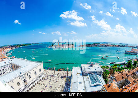 Die Insel San Giorgio Maggiore und der Giudecca-Kanal, vom Glockenturm auf dem Markusplatz aus gesehen Stockfoto