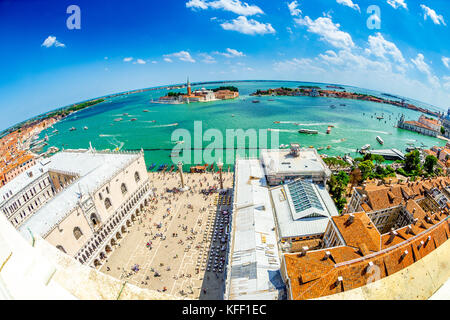 Die Insel San Giorgio Maggiore und der Giudecca-Kanal vom Glockenturm auf dem Markusplatz (Piazzetta di San Marco) in Venedig aus gesehen. Stockfoto