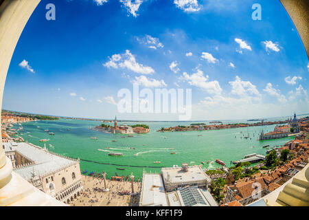 Die Insel San Giorgio Maggiore und der Giudecca-Kanal vom Glockenturm auf dem Markusplatz aus gesehen Stockfoto