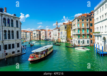 Ein Vaporetto und Gondeln auf dem Canal Grande in Venedig, Italien Stockfoto