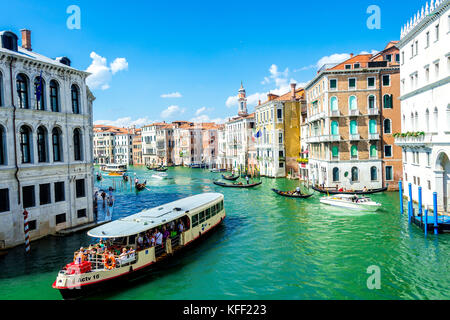 Ein Vaporetto und Gondeln auf dem Canal Grande in Venedig, Italien Stockfoto