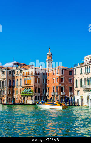 Ein Wassertaxi auf dem Canal Grande in Venedig, Italien Stockfoto