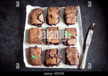 Brownies. Hausgemachte Schokolade Fudge brownies auf rustikalen schwarzer Hintergrund, Ansicht von oben. Stockfoto