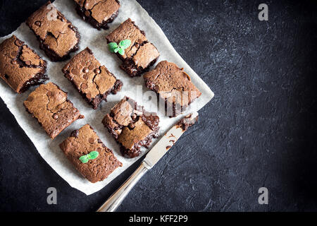 Brownies. Hausgemachte Schokolade Fudge brownies auf rustikalen schwarzer Hintergrund, Ansicht von oben. Stockfoto