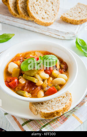 Hausgemachte italienische Minestrone mit Basilikum - gesunde hausgemachte heiße vegetarische Ernährung vegane Mahlzeit essen Suppe Stockfoto