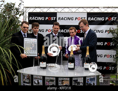 Trainer Aidan O'Brien (links) und Jockey Ryan Moore (zweiter rechts), nachdem er die Racing Post Trophy Stakes beim Racing Post Trophy Day auf der Doncaster Racecourse gewonnen hatte. DRÜCKEN SIE ASSOZIATION Foto. Bilddatum: Samstag, 28. Oktober 2017. Sieh dir PA Story RACING Doncaster an. Das Foto sollte lauten: Clint Hughes/PA Wire Stockfoto