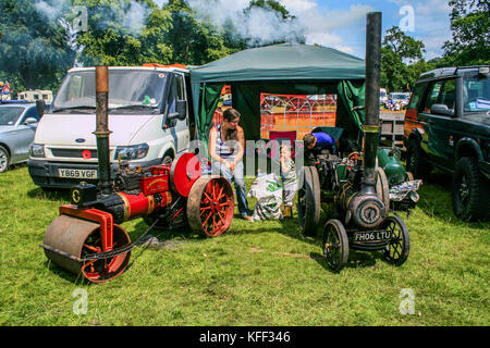 Miniatur Zugmaschinen schon bedient vom Eigentümer an astle Park Chelford Cheshire UK bei Steam Rally jedes Jahr in den Park statt. Stockfoto