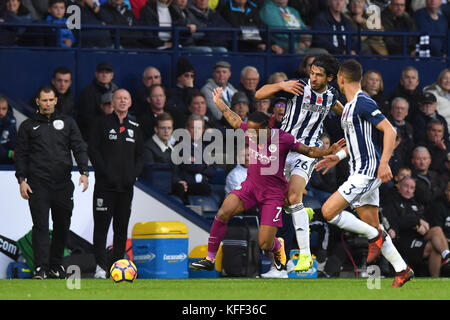 Raheem Sterling (links) von Manchester City und Ahmed Hegazy von West Bromwich Albion kämpfen während des Premier League-Spiels in den Hawthorns, West Bromwich, um den Ball. Stockfoto