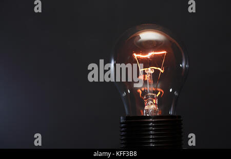 Nahaufnahme von einem leuchtenden Lampe gegen den dunklen Hintergrund Stockfoto