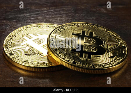 Golden bitcoins auf hölzernen Hintergrund Stockfoto