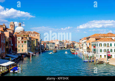 Der Wasserverkehr auf dem Canal Grande in Venedig, Italien Stockfoto