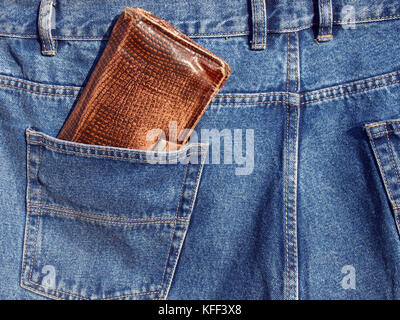 Braune Brieftasche in Jeans Hosen Tasche auf der Rückseite Stockfoto