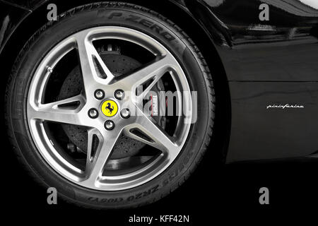 Luqa, Malta - 11.Dezember - Detail Bild mit Hufen des Pferdes... die Pirelli P-zero Gummi auf der Pininfarina entworfene Ferrari auf das paqpaq ghall-ist Stockfoto