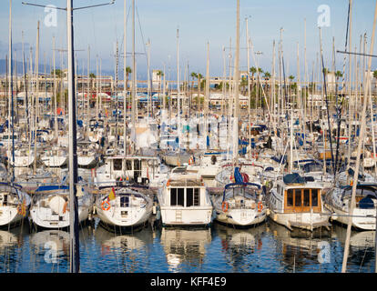 Barcelona, Spanien - 11. Nov. 2016: Viele Yachten werden an der Barcelona Marina geparkt. Stockfoto