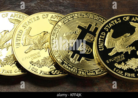 Bitcoin in einer Reihe von 1 Unze american Gold Eagle Bullion Coins Stockfoto