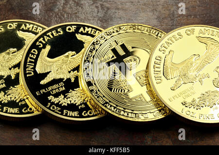 Bitcoin in einer Reihe von 1 Unze american Gold Eagle Bullion Coins Stockfoto