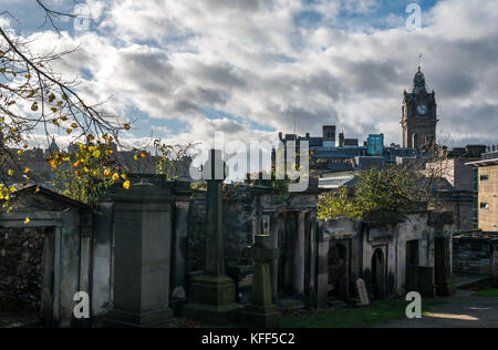 Grabsteine und Mausoleen in alten Calton Grabstätte Friedhof, Edinburgh, Schottland, Großbritannien, und einen Blick auf das City center mit Balmoral Hotel Clock Tower Stockfoto