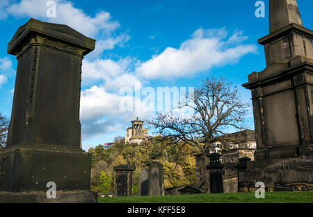 Grabsteine in alten Calton begraben im Friedhof, Edinburgh, Schottland und Calton Hill mit der Dugald Stewart Monument anzeigen Stockfoto