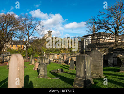 Alte Grabsteine in alten Calton begrub Masse Friedhof Edinburgh, Schottland und Calton Hill, mit Nelson Spalte und Dugald Stewart Denkmal Stockfoto