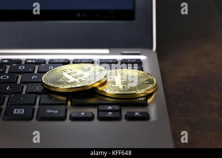 Bitcoins auf einem Laptop Tastatur Stockfoto