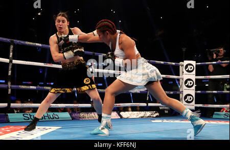 Katie Taylor und Anahi Esther Sanchez während des vakanten WBA World Female Lightweight Title-Bout im Fürstentum Stadium, Cardiff. Stockfoto