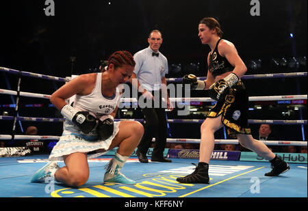 Katie Taylor und Anahi Esther Sanchez während des vakanten WBA World Female Lightweight Title-Bout im Fürstentum Stadium, Cardiff. Stockfoto