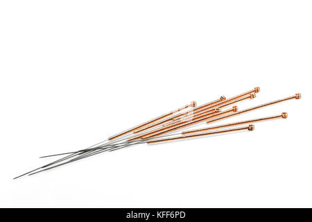 Akupunktur Nadeln auf weißem Hintergrund Stockfoto