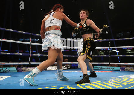 Katie Taylor und Anahi Esther Sanchez während des vakanten WBA World Female Lightweight Title-Bout im Fürstentum Stadium, Cardiff. Stockfoto