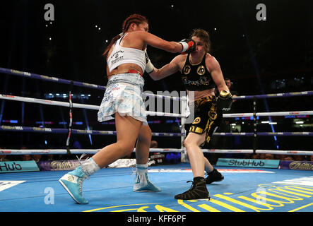 Katie Taylor und Anahi Esther Sanchez während des vakanten WBA World Female Lightweight Title-Bout im Fürstentum Stadium, Cardiff. Stockfoto