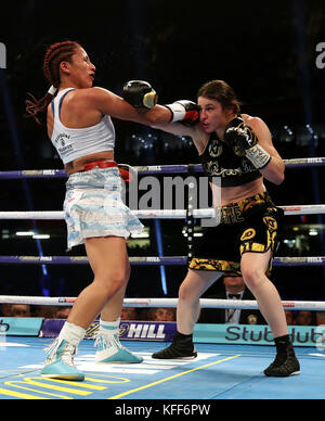 Katie Taylor und Anahi Esther Sanchez während des vakanten WBA World Female Lightweight Title-Bout im Fürstentum Stadium, Cardiff. Stockfoto