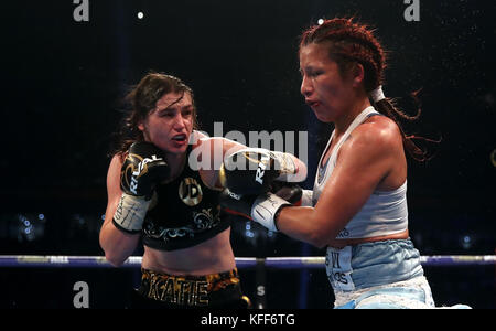 Katie Taylor und Anahi Esther Sanchez während des vakanten WBA World Female Lightweight Title-Bout im Fürstentum Stadium, Cardiff. Stockfoto