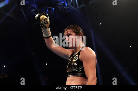 Katie Taylor feiert den Sieg über Anahi Esther Sanchez beim vakanten WBA World Female Lightweight Title im Fürstentum Stadium in Cardiff. Stockfoto