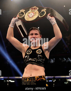 Katie Taylor feiert den Sieg über Anahi Esther Sanchez beim vakanten WBA World Female Lightweight Title im Fürstentum Stadium in Cardiff. Stockfoto